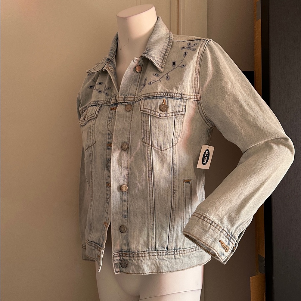 New Old Navy woman Light Blue washed distressed Embroidered floral jeans Jacket